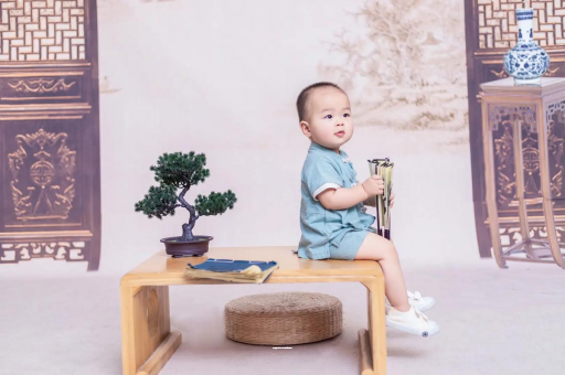 来宾宝宝边吃奶边挣扎烦躁